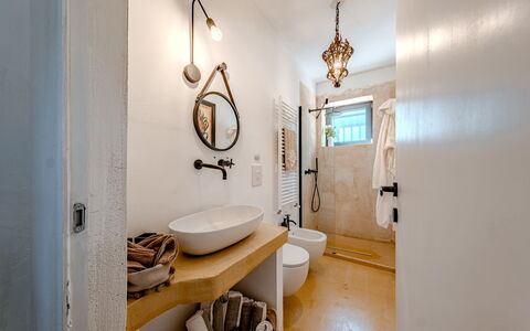 Casale di Amelì 5: Badeværelse, Væg, Sanitærarmatur, Indretning, Gulvbelægning, Etage, Spejl, Badeværelsesvask, Loft, Lysarmatur