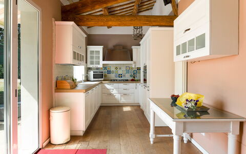 Nonna Isa 12: Møbel, Indretning, Køkken, Gulvbelægning, Cabinetry, Træ, Countertop, Loft, Etage, Køkken Apparat