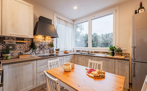 Villa Puspo 8: Køkken, Countertop, Møbel, Indretning, Køkken Apparat, Større Bandage, Cabinetry, Gulvbelægning, Træ, Loft