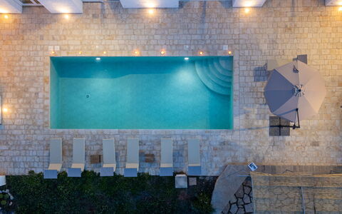 Villa Puspo 8: Svømmepøl, Blå, Udendørs Møbler, Gulvbelægning, Udvej, Etage, Kompositmateriale, Water Feature, Thermae, Liggestol