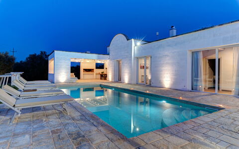Villa Puspo 8: Blå, Svømmepøl, Kompositmateriale, Udvej, Estate, Flise, Water Feature, Beton, Skygge, Villa