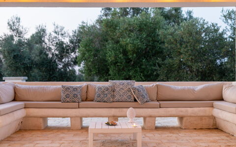 Villa Puspo 8: Etage, Couch, Møbel, Udendørs Møbler, Skygge, Hårdttræ, Design, Sofa Seng, Stue