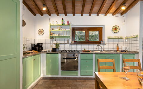 La Nula 4: Køkken, Indretning, Træ, Countertop, Møbel, Cabinetry, Køkken Apparat, Gulvbelægning, Loft, Større Bandage