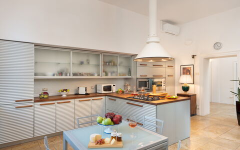 Villa Laguna 10: Køkken, Indretning, Countertop, Møbel, Køkken Apparat, Gulvbelægning, Cabinetry, Loft, Belysning, Større Bandage