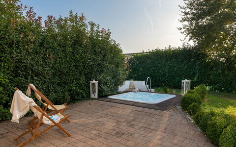 Villa Laguna 10: Svømmepøl, Busk, Have, Udendørs Møbler, Fritid, Backyard, Landscaping, Skygge, Water Feature, Gård