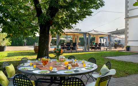Villa Laguna 10: Møbel, Bord, Stol, Skygge, Udendørs Møbler, Restaurant, Have, Udendørs Bord, Udendørs Struktur, Gård