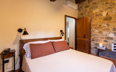 Podere San Lorenzo 12: Væg, Træ, Indretning, Møbel, Soveværelse, Loft, Gulvbelægning, Etage, Seng, Brun