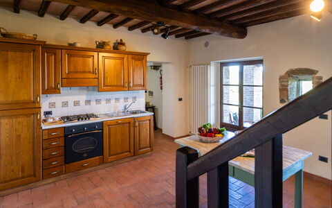 Podere San Lorenzo 12: Gulvbelægning, Træ, Møbel, Indretning, Etage, Countertop, Køkken, Værelse, Loft, Cabinetry