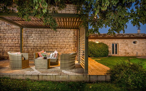 Villa Ramunna 6: Træ, Møbel, Udendørs Møbler, Have, Land Lot, Skygge, Backyard, Mursten, Stol, Gårdhave