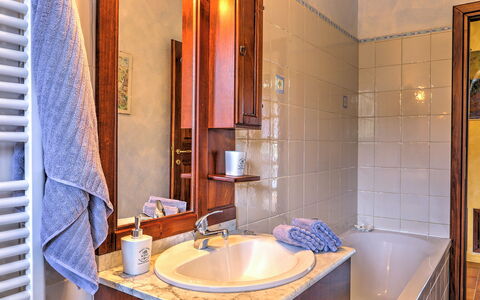 Villa Ipazia 6: Sanitærarmatur, Badeværelsesvask, Gulvbelægning, Indretning, Håndvask, Badeværelse, Etage, Tap, Vvs, Møbel
