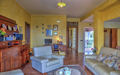 Villa Ipazia 6: Møbel, Indretning, Gulvbelægning, Væg, Etage, Værelse, Loft, Træ, Couch, Stue
