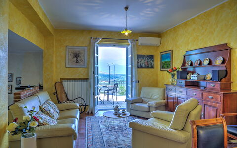 Villa Ipazia 6: Møbel, Indretning, Værelse, Bord, Gulvbelægning, Belysning, Stol, Loft, Etage, Billedramme