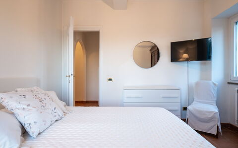 Tenuta Cavi 10: Seng, Indretning, Møbel, Soveværelse, Sengetøj, Væg, Sengetøj, Etage, Gulvbelægning, Træ