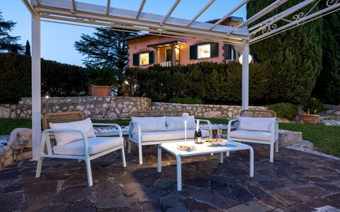 Tenuta Cavi 10: Møbel, Udendørs Møbler, Stol, Skygge, Have, Udendørs Struktur, Udendørs Bord, Gårdhave, Landscaping, Design