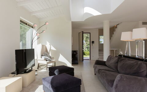 Villa Mandara 8+2: Møbel, Indretning, Gulvbelægning, Couch, Etage, Væg, Stue, Loft, Værelse, Hjem