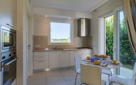 Villa Mandara 8+2: Møbel, Indretning, Gulvbelægning, Hjem, Køkken, Countertop, Belysning, Køkken Apparat, Stol, Etage