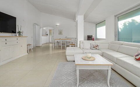 Villa la Maddalena 6+2: Møbel, Gulvbelægning, Couch, Indretning, Loft, Etage, Stue, Bord, Værelse, Belysning