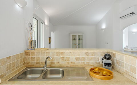 Villa la Maddalena 6+2: Væg, Indretning, Gulvbelægning, Loft, Countertop, Etage, Sanitærarmatur, Værelse, Belysning, Køkken