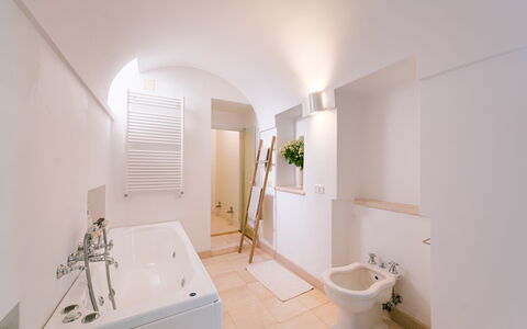 Villa dei Glicini 8+2: Væg, Gulvbelægning, Sanitærarmatur, Etage, Badeværelse, Indretning, Badekar, Loft, Belysning, Vvs