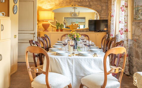 Casale delle Farfalle 12: Møbel, Indretning, Bord, Træ, Stol, Spisestue, Køkken & Spisebord, Textile, Belysning, Værelse
