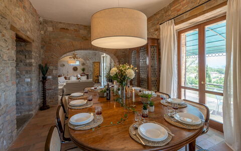 Villa la Pizzichina 10: Møbel, Indretning, Væg, Bord, Stol, Køkken & Spisebord, Loft, Gulvbelægning, Spisestue, Belysning