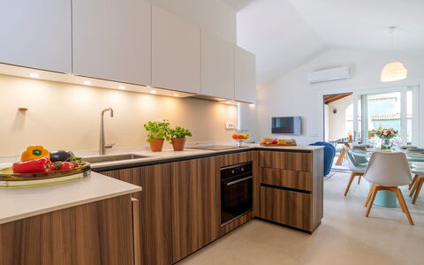 Casa Moros 6: Køkken, Indretning, Countertop, Køkken Apparat, Gulvbelægning, Større Bandage, Træ, Møbel, Cabinetry, Loft