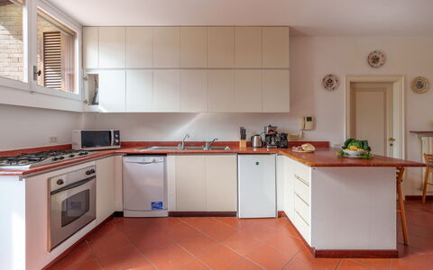 Villa Lia 10: Køkken Apparat, Køkken, Countertop, Større Bandage, Cabinetry, Gulvbelægning, Indretning, Træ, Husholdningsapparat, Komfur