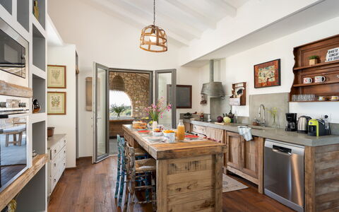 Villa la Casina 4: Møbel, Køkken, Countertop, Indretning, Træ, Cabinetry, Gulvbelægning, Husholdningsapparat, Hjem, Køkken Apparat