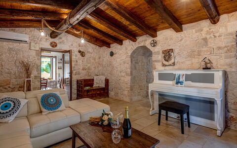 Trulli Italia 6+2: Møbel, Væg, Gulvbelægning, Indretning, Etage, Loft, Bord, Couch, Værelse, Stue