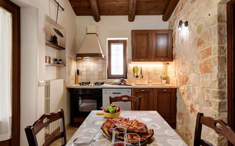 Trulli Italia 6+2: Møbel, Indretning, Væg, Gulvbelægning, Loft, Køkken, Lysarmatur, Countertop, Etage, Køkken Apparat