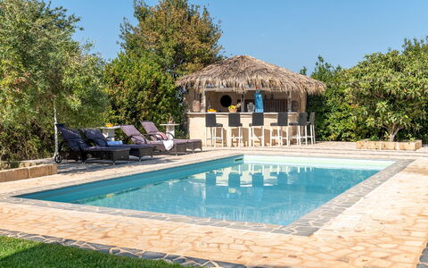Trulli Italia 6+2: Svømmepøl, Møbel, Udendørs Møbler, Udvej, Stol, Skygge, Eco Hotel, Paraply, Fritid, Kompositmateriale