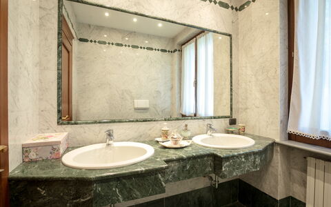Villa Valchero 12: Badeværelsesvask, Sanitærarmatur, Håndvask, Gulvbelægning, Indretning, Tap, Etage, Badeværelse, Vvs, Countertop