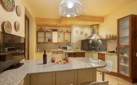 Villa Valchero 12: Køkken, Møbel, Countertop, Indretning, Køkken Apparat, Cabinetry, Gulvbelægning, Lysarmatur, Træ, Loft