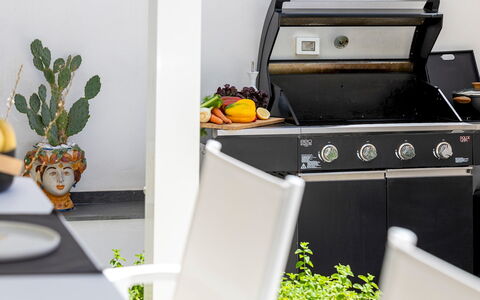 Dimora Egadina Giovanni 4+4: Køkken Apparat, Grill, Husholdningsapparat, Stueplante, Blomsterkrukke, Komfur, Mad, Tilberedning