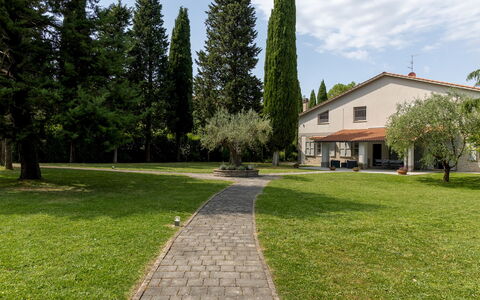La Casetta 12: Træ, Hjem, Busk, Lawn, Have, Estate, Sommerhus, Skygge, Landscaping, Gård