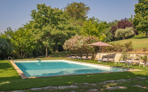 Dolce Collina 10: Træ, Svømmepøl, Sommer, Busk, Have, Fritid, Skygge, Estate, Lawn, Landscaping