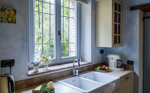 Villa Aperolli 4: Træ, Sanitærarmatur, Tap, Countertop, Indretning, Håndvask, Køkken, Hjem, Køkkenvask, Vvs