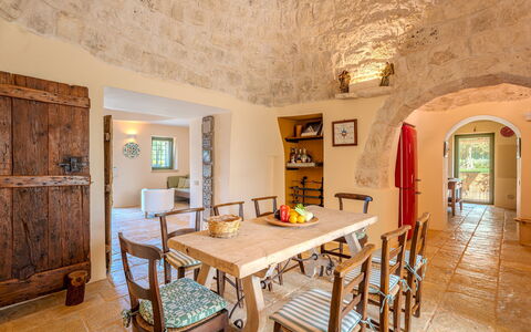 Trullo Magnifico 8: Møbel, Væg, Indretning, Gulvbelægning, Bord, Stol, Køkken & Spisebord, Loft, Spisestue, Etage