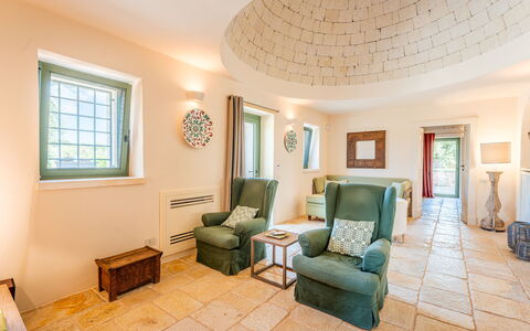 Trullo Magnifico 8: Væg, Indretning, Gulvbelægning, Loft, Møbel, Etage, Belysning, Værelse, Lysarmatur, Stue