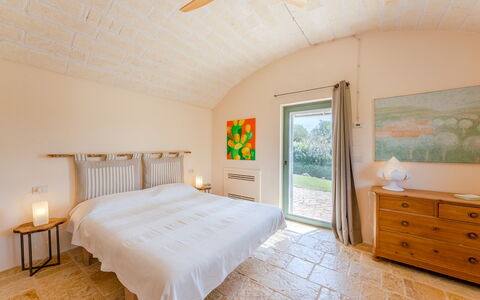 Trullo Magnifico 8: Møbel, Væg, Etage, Indretning, Gulvbelægning, Træ, Loft, Soveværelse, Seng, Belysning