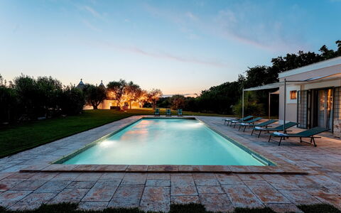 Trullo Magnifico 8: Svømmepøl, Blå, Udvej, Estate, Kompositmateriale, Thermae, Water Feature, Eco Hotel, Udendørs Møbler, Skygge