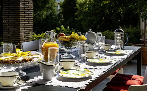 Villa Sparta 8+2: Bordservice, Møbel, Serveware, Bord, Drinkware, Tallerkner, Dug, Plade, Mad
