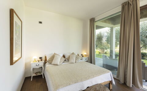 Brightline Villa 8: Seng, Gulvbelægning, Soveværelse, Indretning, Etage, Møbel, Sengetøj, Sengetøj, Loft, Træ