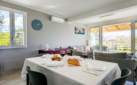 Villa dei Sospiri 4: Møbel, Stol, Bord, Indretning, Køkken & Spisebord, Loft, Skygge, Restaurant, Spisestue, Stueplante