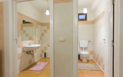 Villa Arbeio 8+6: Gulvbelægning, Væg, Etage, Sanitærarmatur, Badeværelse, Indretning, Loft, Toilet, Vvs, Værelse