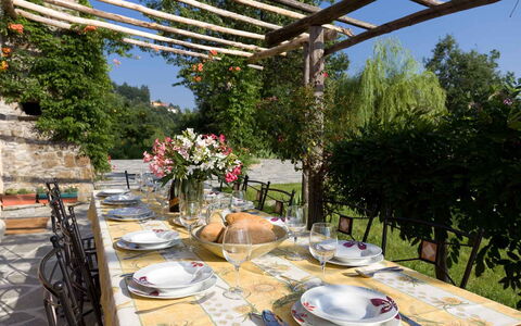 Villa Arbeio 8+6: Møbel, Bord, Stol, Udendørs Møbler, Udendørs Bord, Restaurant, Køkken & Spisebord, Skygge, Have, Dug