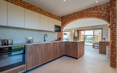 Cascina Buzio 12: Køkken, Træ, Indretning, Møbel, Countertop, Gulvbelægning, Loft, Mursten, Cabinetry, Værelse