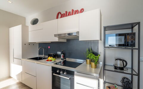 Aurora 2+2: Køkken, Køkken Apparat, Countertop, Cabinetry, Større Bandage, Indretning, Komfur, Møbel, Husholdningsapparat, Gulvbelægning