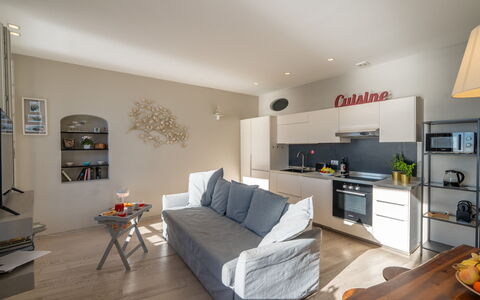 Aurora 2+2: Møbel, Indretning, Gulvbelægning, Værelse, Etage, Træ, Loft, Couch, Textile, Belysning