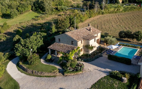 Casale la Cascina 8: Bygning, Hus, Hjem, Boligområde, Sommerhus, Tag, Estate, Stuehus, Land Lot